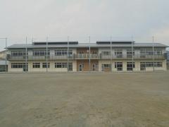 2階建ての校舎をグラウンドを挟んで向かい側から撮影した写真