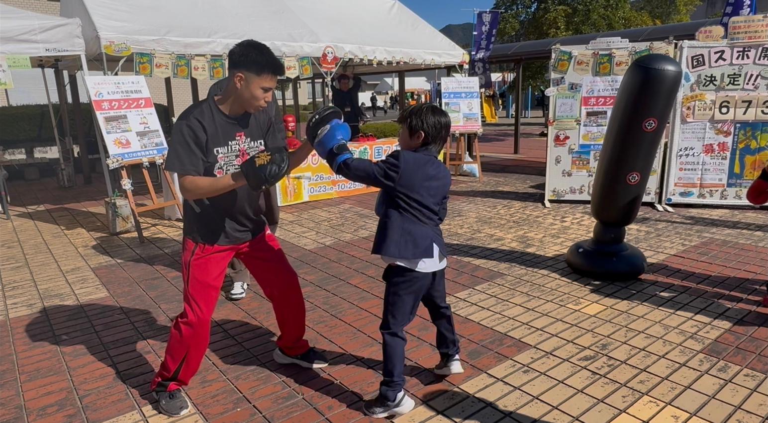 ミット打ち体験の様子