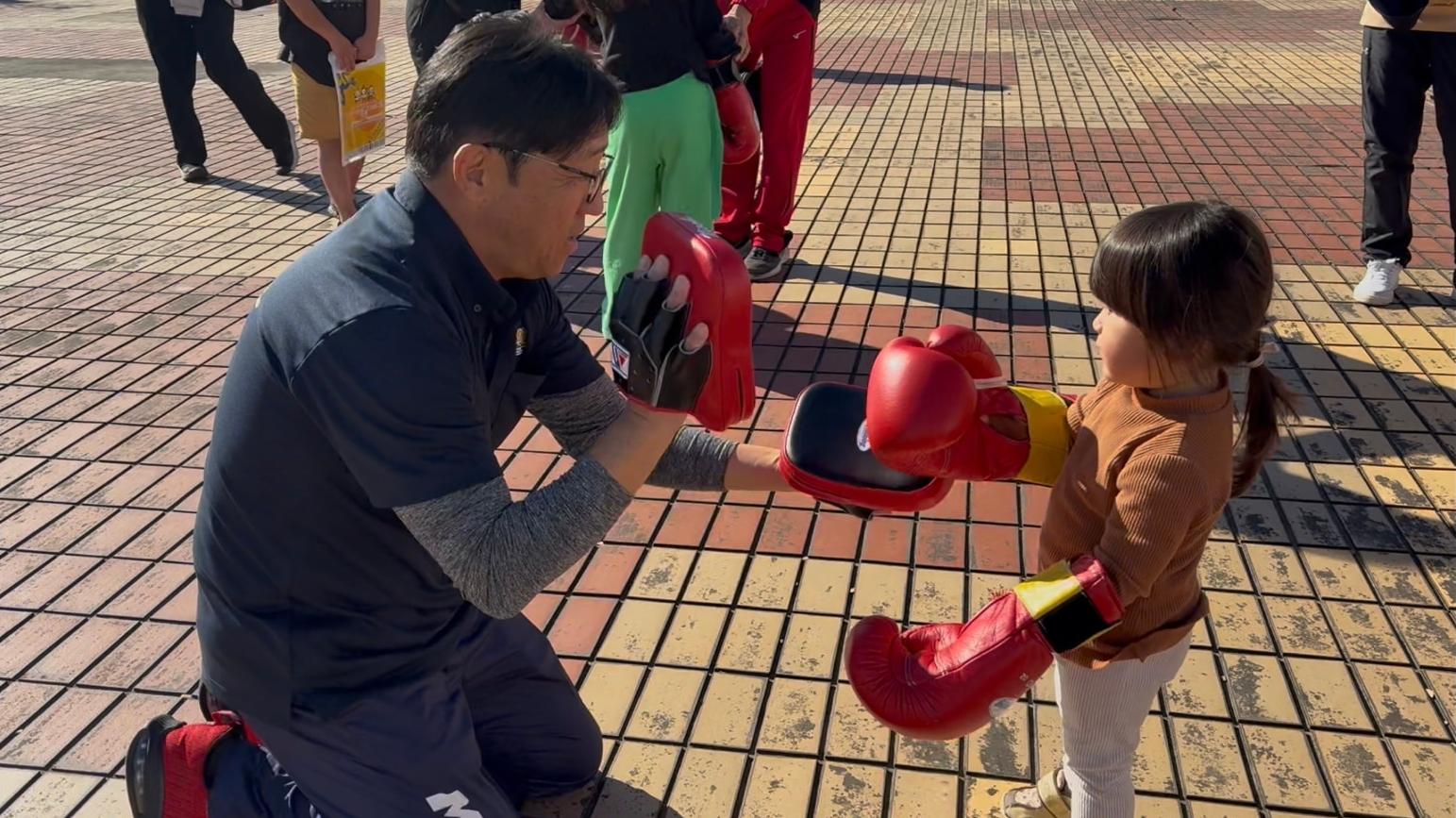ミット打ち体験の様子