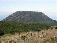 頂上が平らになっている甑岳の写真