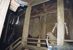 菅原神社本殿の閉ざされた入り口をアップで撮影した写真