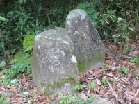 梵字が刻まれた2つの供養塔の石の写真