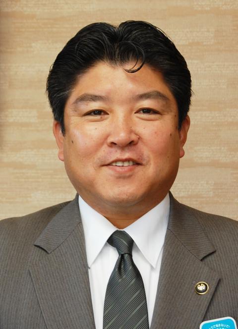 スーツ姿の村岡 隆明(むらおか たかあき)市長の写真