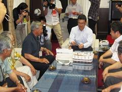 河野宮崎県知事が中央に座っていて、両脇にえびの市長、関係者たちが座って話をしている写真