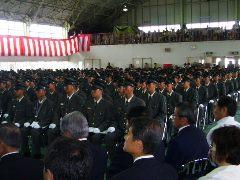 自衛隊の制服姿の大勢の候補生たちが縦にも横にもびっしりと座っている様子が写っている写真