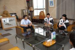 JAえびの市酪農青年・女性部の関係者とえびの市長が座って話をしている写真