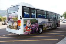 花の絵と帽子を被ったみなほの絵が描かれた福祉バスを右側から写している写真