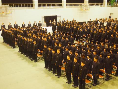 飯野高等学校入学式で一同起立している写真
