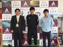 市長と元サッカー日本代表の増田誓志選手と青いシャツを着ている男性の写真