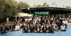 東海えびの会と書かれた横断幕の前で、東海えびの会に参加された方々が集まって写っている集合写真