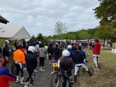 ヘルメットを被ったライダーや関係者の方々が大勢集まっている九州トライアル選手権宮崎大会の様子の写真