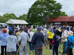 大勢の参加者が集まって整列している様子を後方から写したグランドゴルフ大会の様子の写真