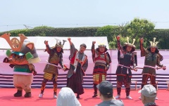 赤い絨毯のステージ上で甲冑を着た5名とマスコットキャラクターが右手のこぶしを挙げている写真