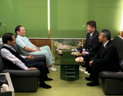 ソファに座って話をしている市長と林田先生、2名の男性の写真