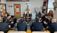 中央のテーブルを囲むようにロの字に並べられたソファに座っている市長と職員の写真