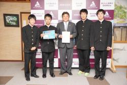 えびの市長と飯野高校の学生4人が提案書を持って横に並んで立っている写真