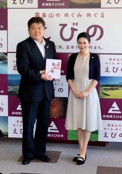 目録を持っている市長と、白いワンピースを着た藤山邦子さんが笑顔で写っている写真