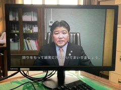 パソコンのモニターに映っている市長の写真