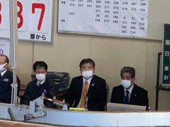 マスクをつけた市長と3名の男性が座っている写真