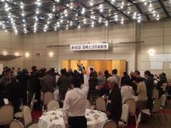 宮崎えびの会参加者が右こぶしを挙げている写真