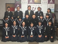 制服を着た中学生と市長や関係者が並んでいる記念写真