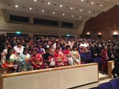 階段状になっている観客席に色とりどりの振袖をきた参加者達が立っている写真