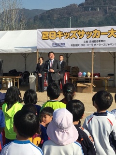 スーツ姿のえびの市長が参加している子供たちに向けて話をしている写真