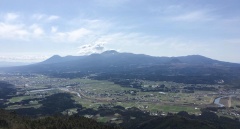 新燃岳と、手前の街並みの写真