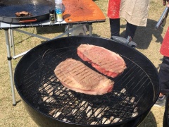 グリルの上で香ばしく焼かれているステーキの写真