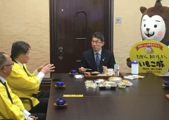 黄色い法被を着た市長と、河野知事が話をしている写真