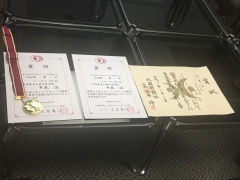 中武くんの賞状、金メダルがテーブルの上に置かれている写真