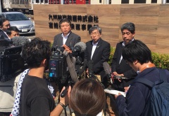 報道陣の前で、市長と男性2名が横に並んでいる写真