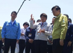 磯崎農林水産副大臣と河野知事、市長が話をしている写真