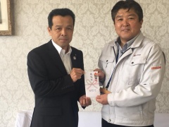 市長と清藤副町長が一緒にのし袋を持っている写真