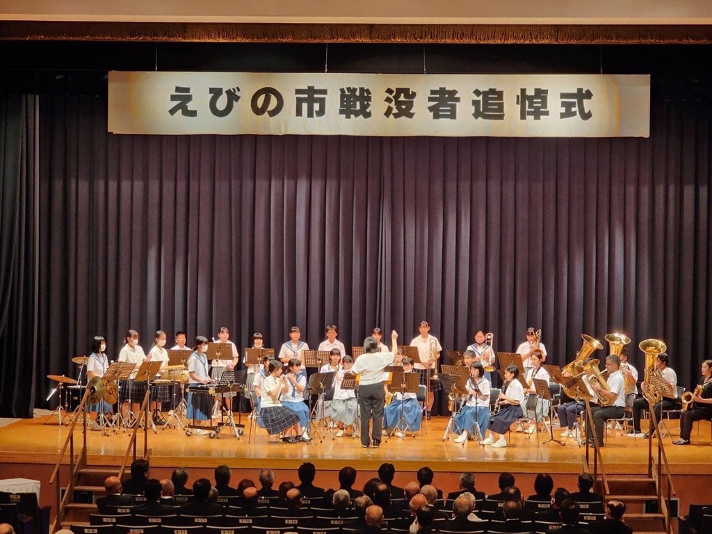 加久藤中、飯野中、飯野高の生徒たちのブラスバンド演奏の様子