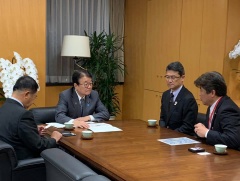 大臣と河野知事、えびの市長、関係者の男性が座って話をしている写真
