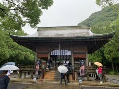 傘をさした参拝者がいる鶴嶺神社の写真