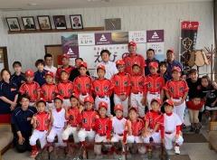 野球のユニフォームを着たスポーツ少年団のメンバーと関係者や市長の集合記念写真