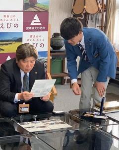 市長と坂元裕二郎さんが一緒に書類を見ている写真