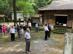 菅原神社前で間隔をあけながら立っている参加者の写真