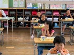 笑顔で給食を食べている生徒達の写真