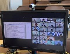 パソコンのデスクトップ画面の右側に各市長が小さく写っている画像、左側に資料の画像が写っている写真