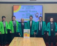 緑の法被を着た宮崎県知事、えびの市長、関係者4人が並んでいる写真