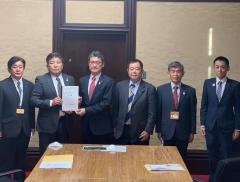 要望書を持ったえびの市長、宮崎県知事、関係者の男性4人が並んで立っている写真