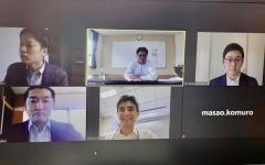 オンライン会議をしている5名の参加者が写っているパソコン上の画面の写真