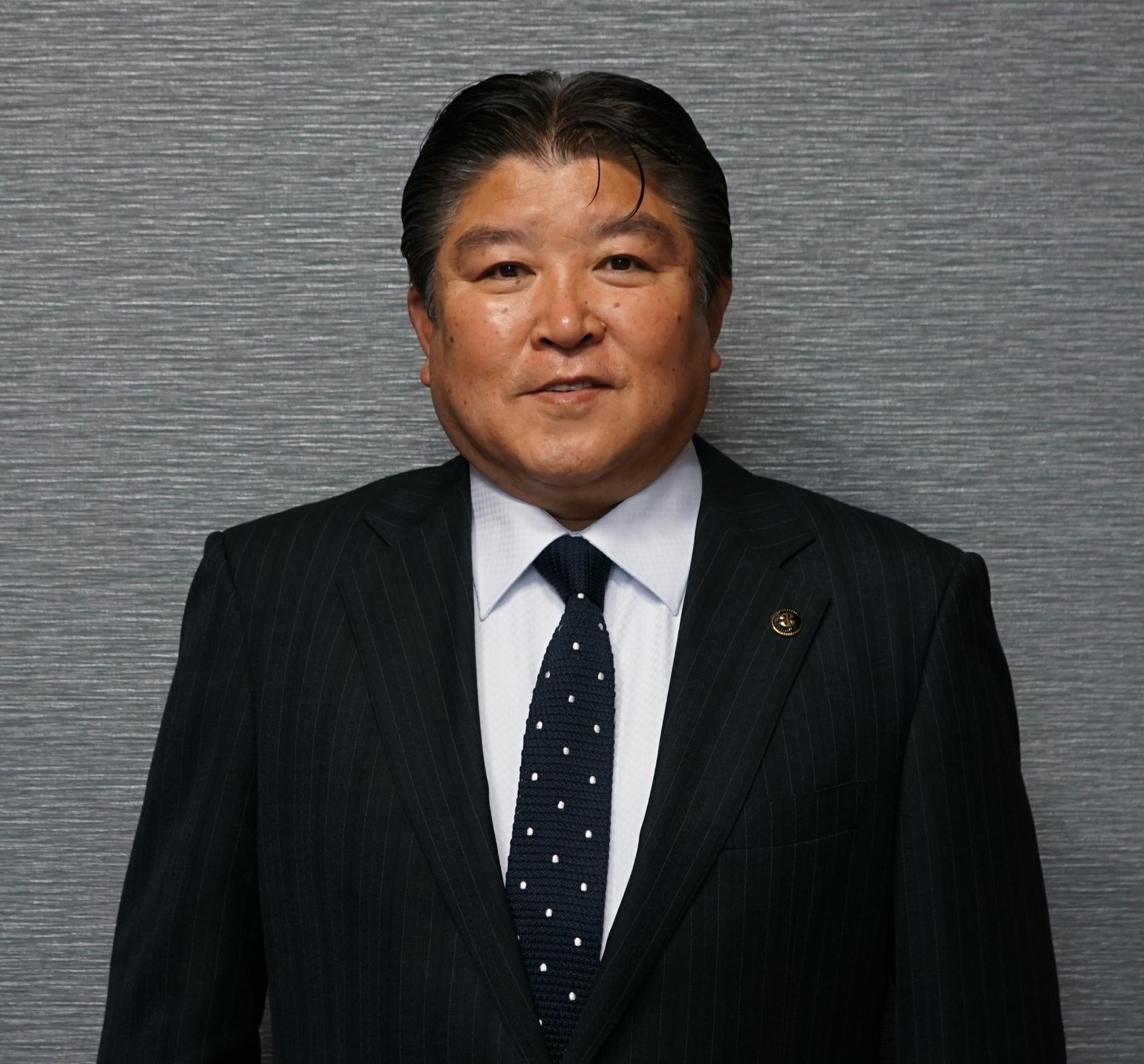 令和6年（新年用）スーツ姿の村岡隆明市長の写真
