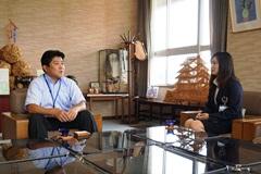 本坊恵さんと市長が着席し、話をしている写真