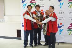 鹿児島県日置市、姶良市、湧水町の関係者3名とえびの市長が円を囲むように立って4人で手をあわせている写真