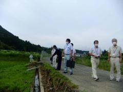 田畑を視察する関係者の写真