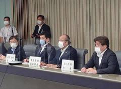 マスク姿の市長と関係者の男性3人が横に並んで座っている写真